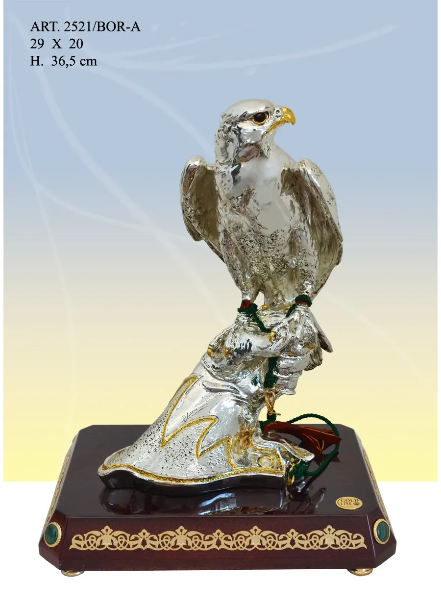 obrazek 1 Biały orzeł siedzący na dłoni