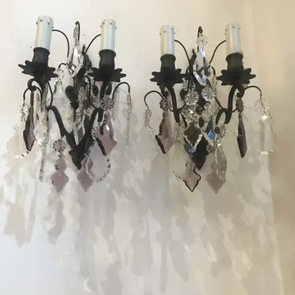 Zdjęcie 2 kinkiety z oksydowaną mosiężną strukturą ozdobione przezroczystymi i ametystowymi wisiorkami z czeskiego kryształu