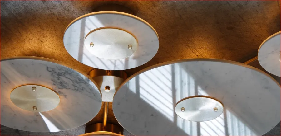 obrazek 2 Stylowa lampa sufitowa lub ścienna z pojedynczymi dyskami z marmuru Carrara – Il Paralume Marina