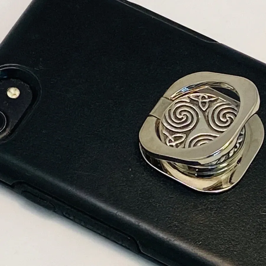 obrazek 2 Wyjątkowy uchwyt Pop Socket na telefon komórkowy z pewteru zdobiony celtyckim spiralnym wzorem