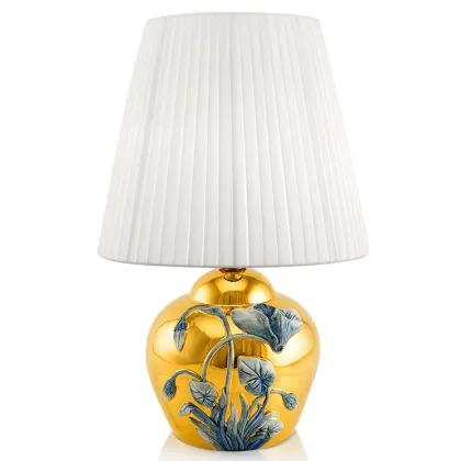 Zdjęcie Pokryta złotem ceramiczna lampa