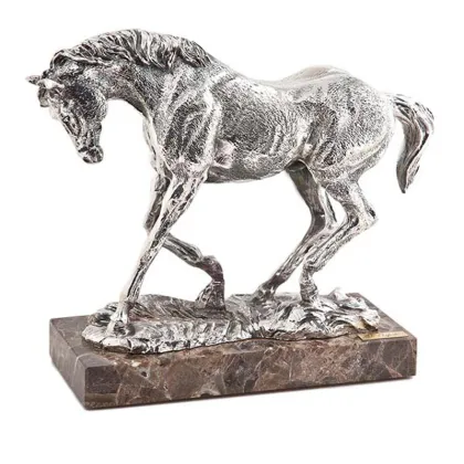 Zdjęcie Wyjątkowa statuetka kłusującego konika
