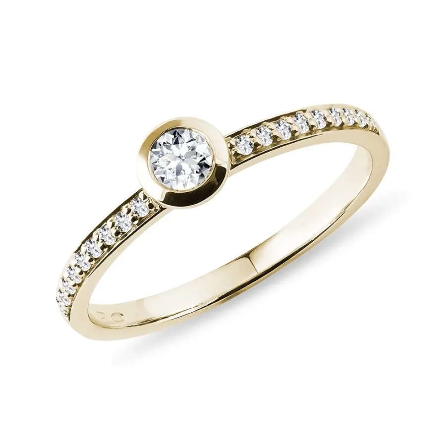 obrazek 1 Pierścionek zaręczynowy z żółtego złota z diamentem w oprawie bezel KLENOTA