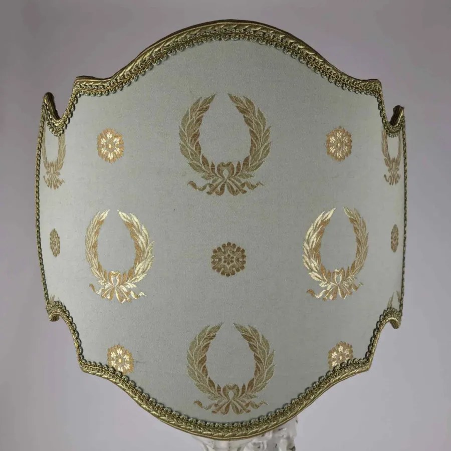 obrazek 6 Lampa do salonu, anioł z rzeźbionego i lakierowanego na biało drewna z manufaktury Chelini Firenze