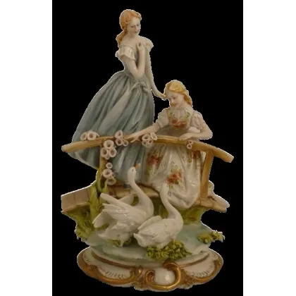 Zdjęcie Kobiety w parku - stylowa figurka z porcelany