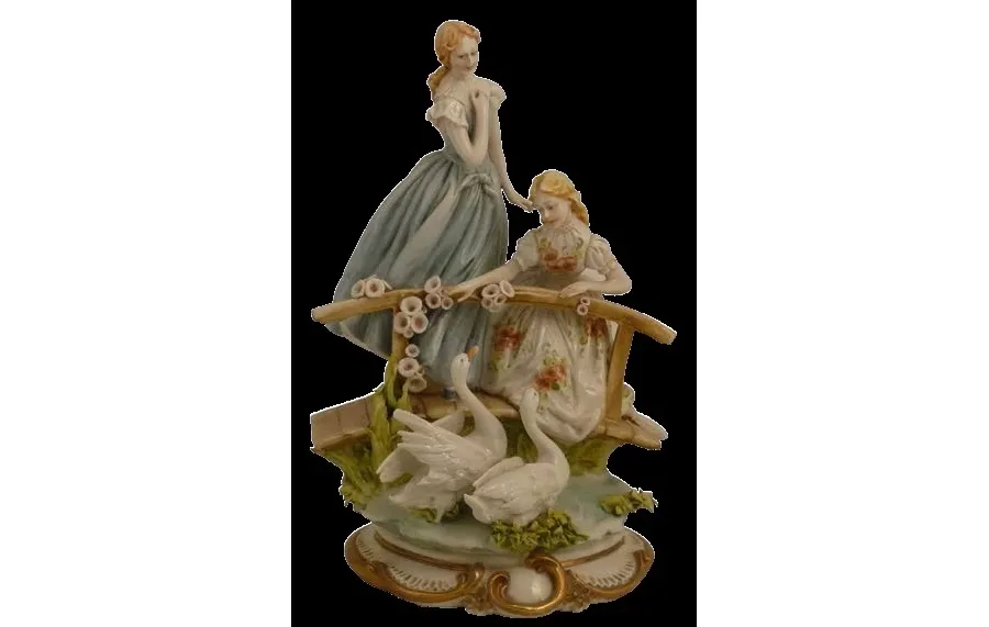 obrazek 1 Kobiety w parku - stylowa figurka z porcelany