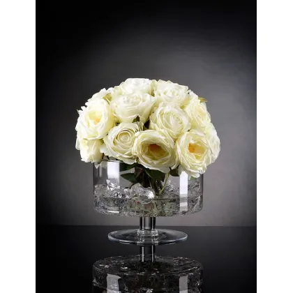 Picture A charming small vase with roses for the dining table