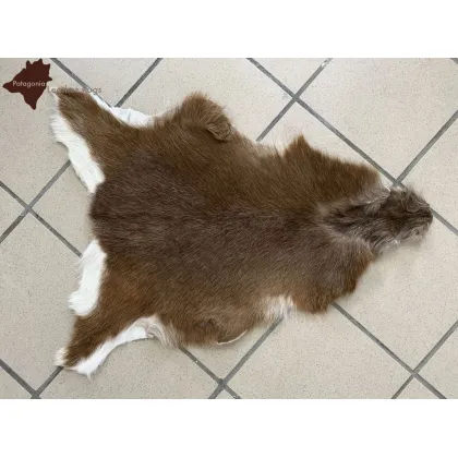 Zdjęcie Brązowy dywan skórzany do stylowych wnętrz - 87x70 cm