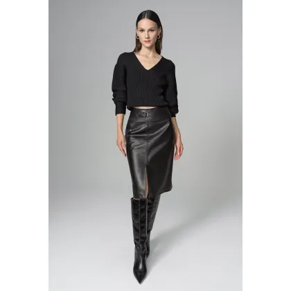 Picture A timeless black leather skirt