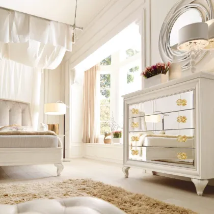 Zdjęcie Komoda Pascal, białe przeszklone wykończenie z lustrzanymi frontami, duże uchwyty w kształcie róży - Avenanti