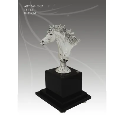 Zdjęcie Cudowna figura konia na czarnej podstawie