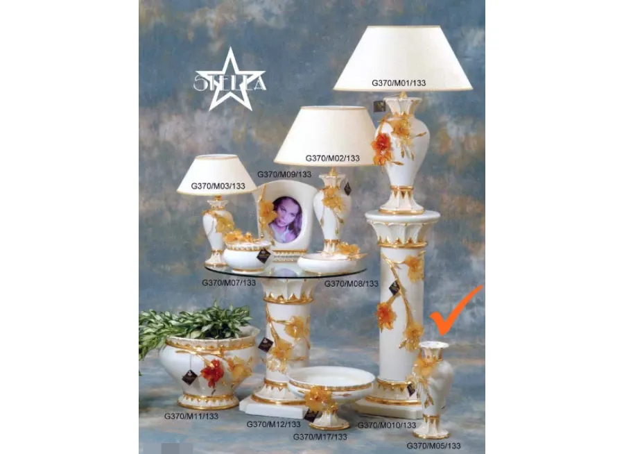 obrazek 1 Biały ceramiczny wazon ze szklanymi ozdobnymi kwiatami