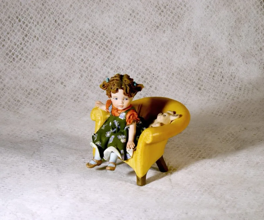 obrazek 1 Dziewczyna z porcelany siedząca na żółtym fotelu - Sibania