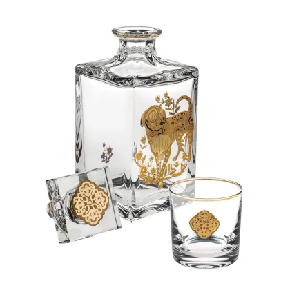 Zdjęcie Ekskluzywna karafka do whisky z dwoma szklankami old fashion w prezentowym opakowaniu ze złotymi elementami dekoracyjnymi - Vista Alegre