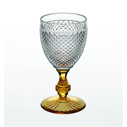 Zdjęcie Kielich wykonany ze szkła o ponadczasowym kształcie z trzonkiem w kolorze bursztynu - Vista Alegre