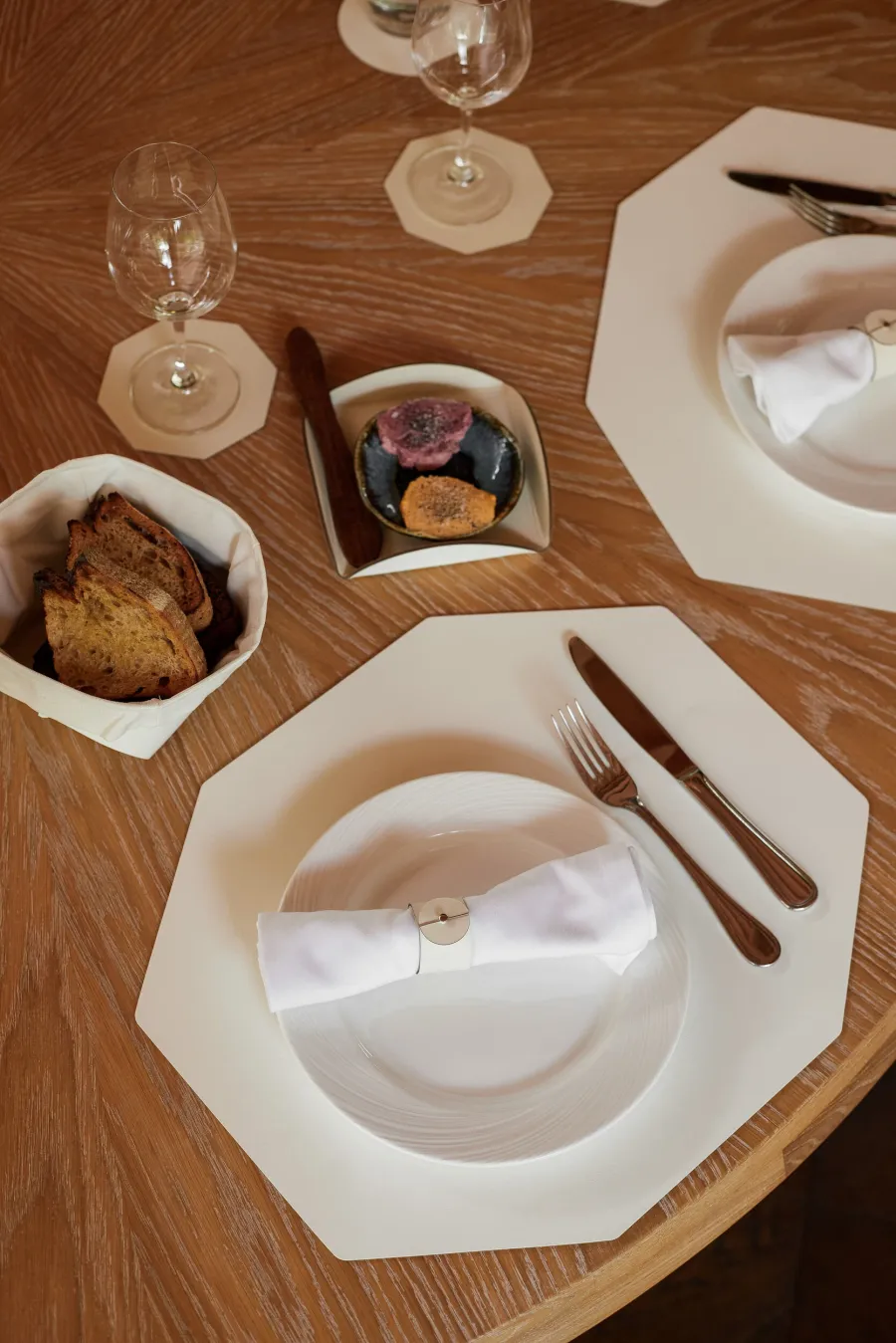 obrazek 4 Stylowa podkładka na stół 44,5x38 cm ze skóry w kolorze białym i waniliowym