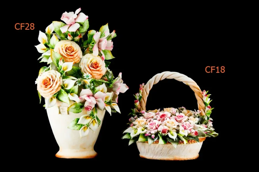 obrazek 1 Elegancki wazon i kosz z porcelanowymi kwiatami