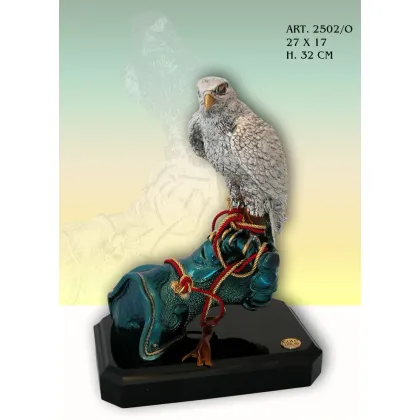 Zdjęcie Piękna figura orła siedzącego na dłoni