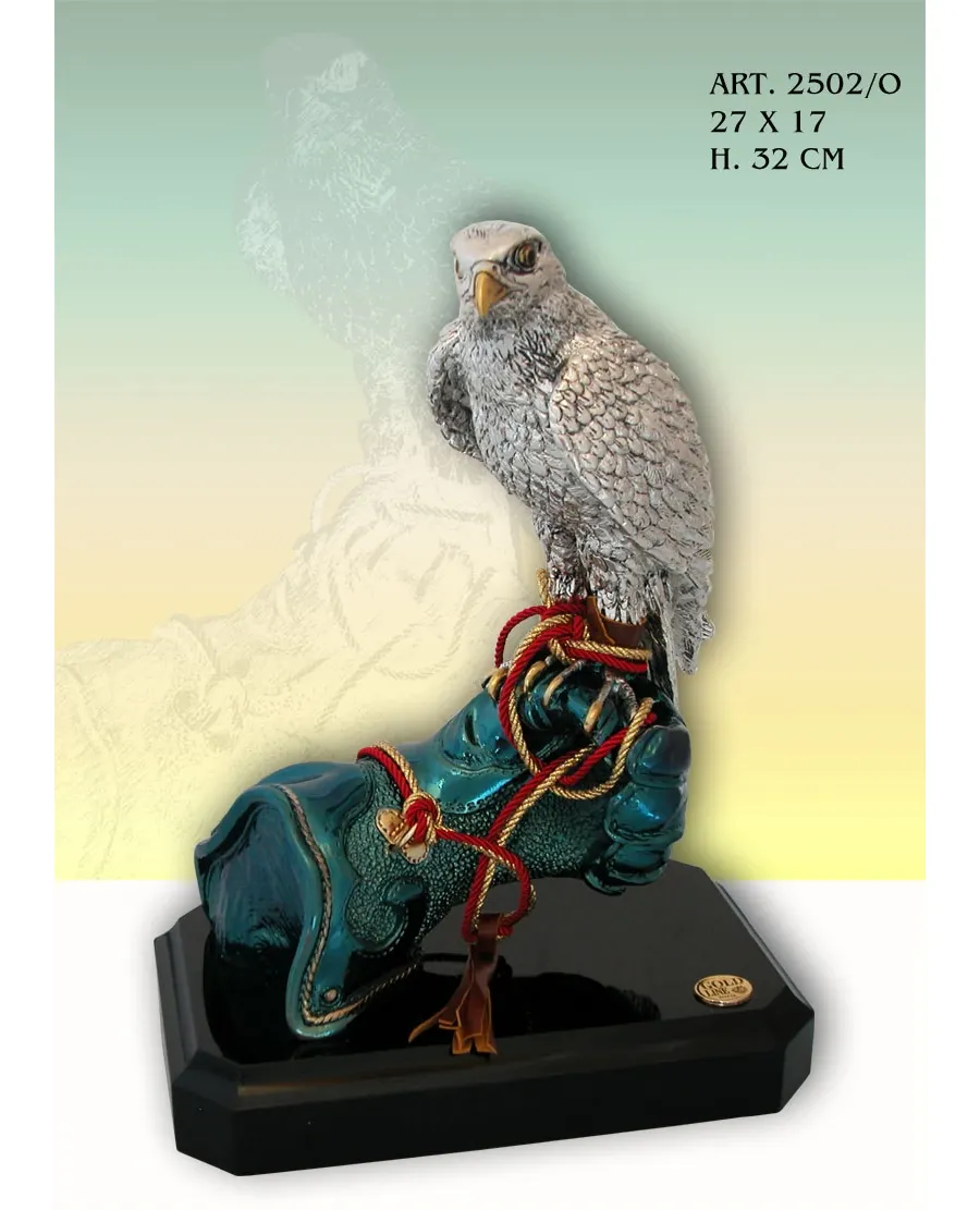 obrazek 1 Piękna figura orła siedzącego na dłoni