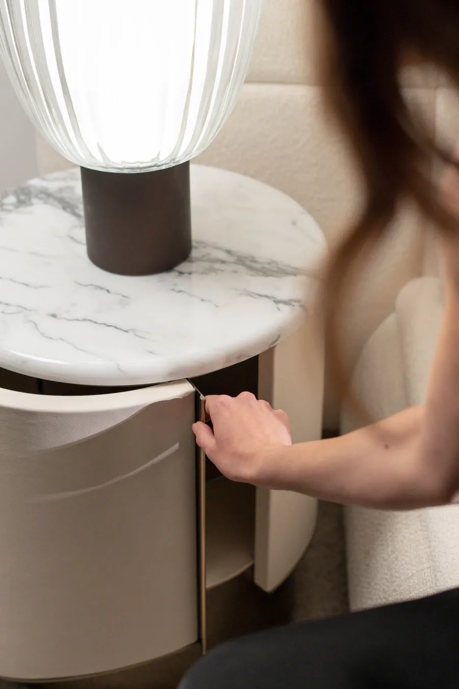 obrazek 21 Włoska modernistyczna szafka nocna - do sypialni