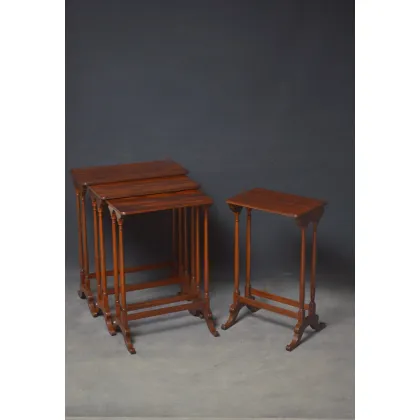 Zdjęcie Wyśmienitej jakości mahoniowe gniazdo składające się z trzech plus jednego stolika - antyk