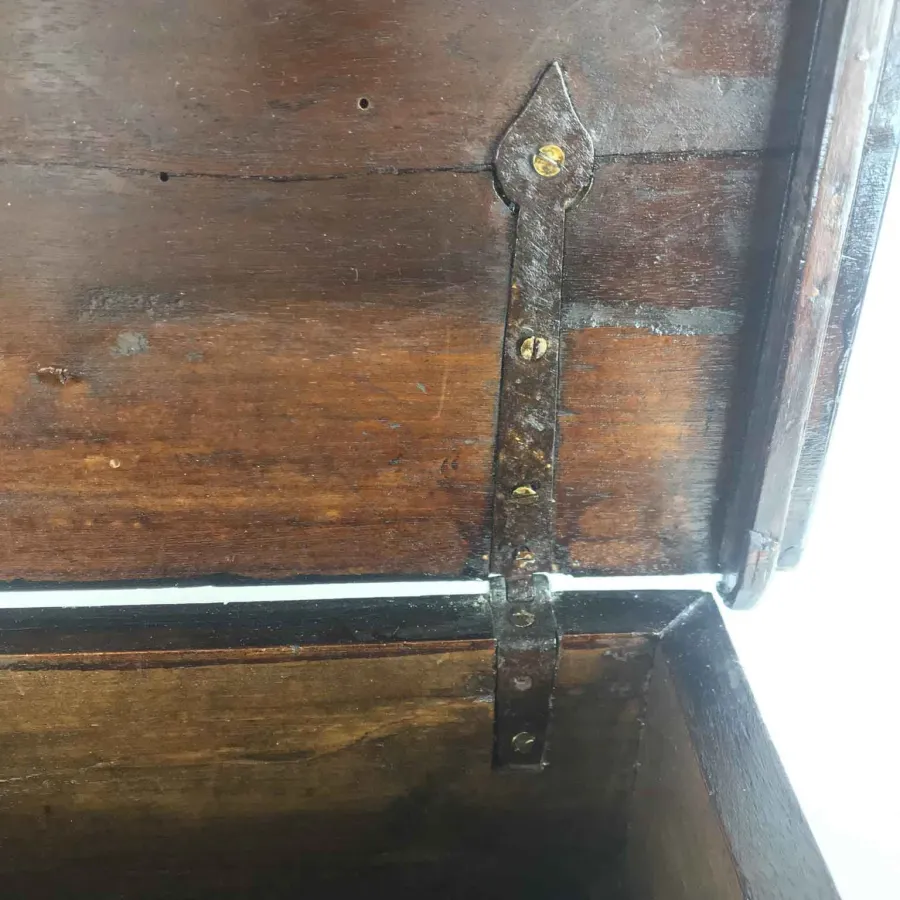 obrazek 7 Orzechowe pudełko z wieczkiem i funkcjonalnym zamkiem, ciemna patyna z końca XVIII wieku