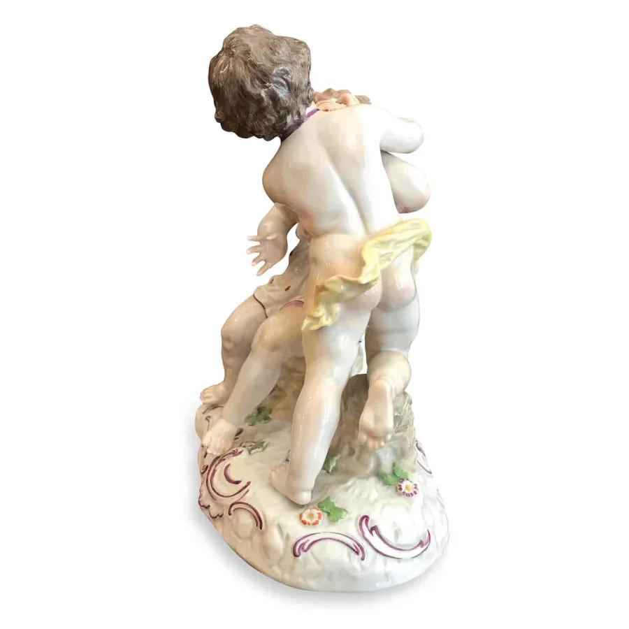 obrazek 5 Dwóch cherubinów w kochających i figlarnych postawach z ręcznie malowanej porcelany polichromowanej