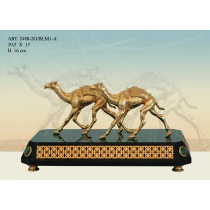 Zdjęcie Fenomenalna figura dwóch wędrujących wielbłądów