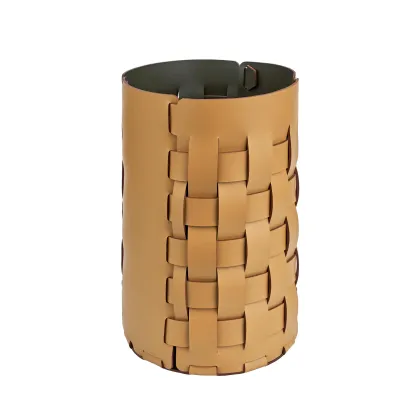 Zdjęcie Luksusowy koszyk Bottega wykonany ze skóry w kolorze musztardowym