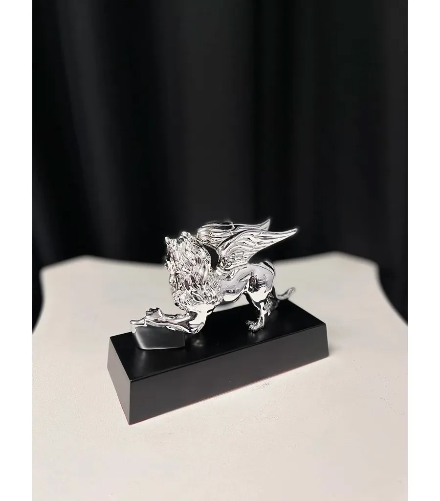 obrazek 9 Statuetka z posrebrzanym lwem
