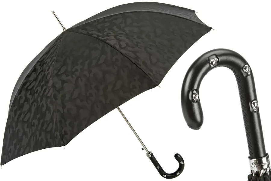 obrazek 1 Stylowy parasol męski w czarnym wzorze kamuflażu z rączką z czaszkami – Pasotti