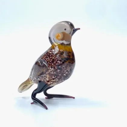 Zdjęcie Urocza szklana figurka domowego brązowego wróbla - luksusowa ozdoba na prezent