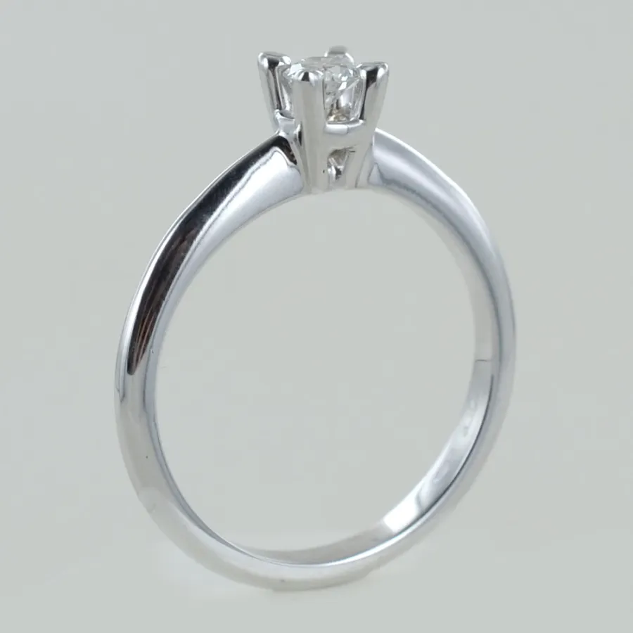 obrazek 3 Średni pierścionek Solitaire ze złota z diamentem w oprawie