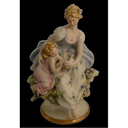 Zdjęcie Matka i dziecko - porcelanowa figurka do salonu