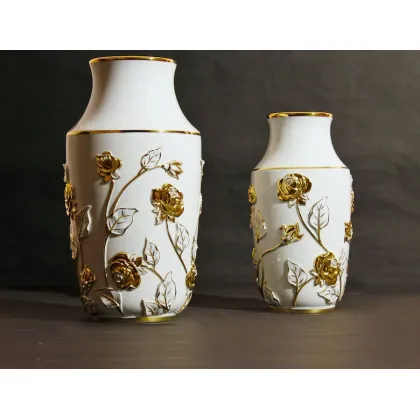 Zdjęcie Porcelanowy wazon z wypukłymi różyczkami zdobionymi jednym z trzech odcieni