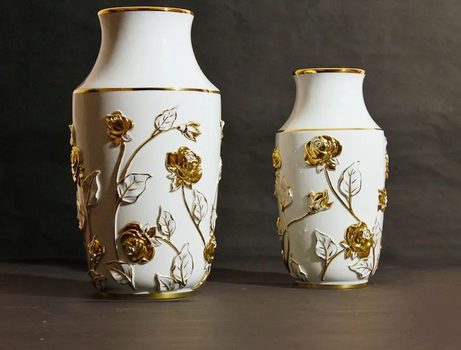 obrazek 1 Porcelanowy wazon z wypukłymi różyczkami zdobionymi jednym z trzech odcieni