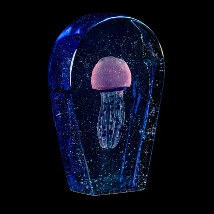 Zdjęcie Cudowna zanurzona meduza z niebieskim tłem