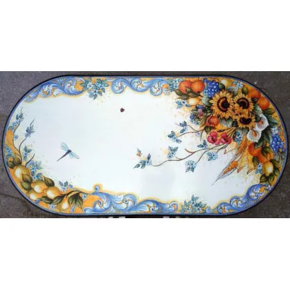 Zdjęcie Oryginalny blat do ogrodu wykonany z lawy wulkanicznej zdobiony owocowo kwiatowym motywem – Ceramiche Valchida