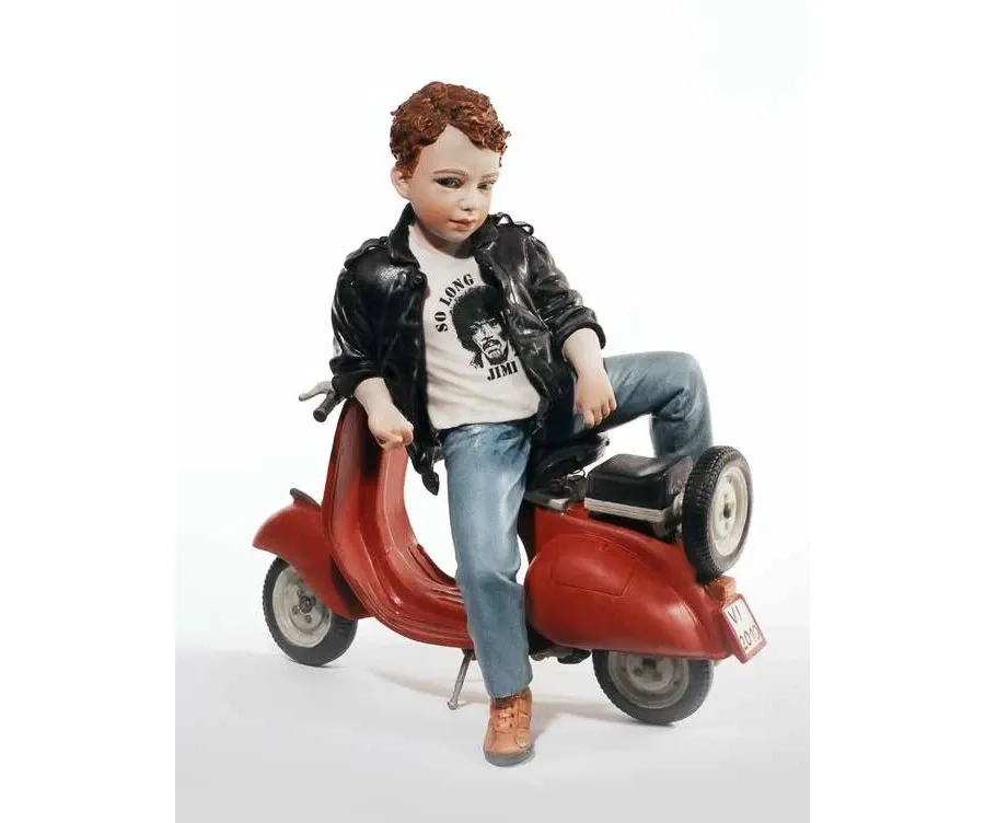 obrazek 1 Porcelanowa figurka chłopca na Vespie - Sibania