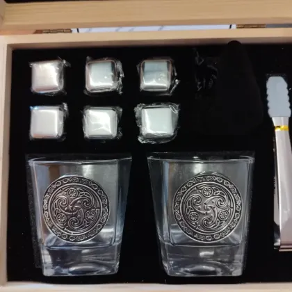 Zdjęcie Ekskluzywny zestaw prezentowy - kryształowe szklanki do whisky z cynowym emblematem zdobionym celtyckim wzorem
