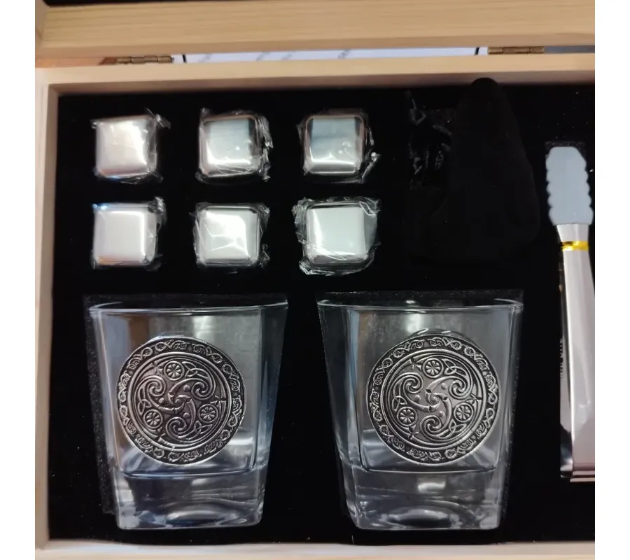 obrazek 1 Ekskluzywny zestaw prezentowy - kryształowe szklanki do whisky z cynowym emblematem zdobionym celtyckim wzorem