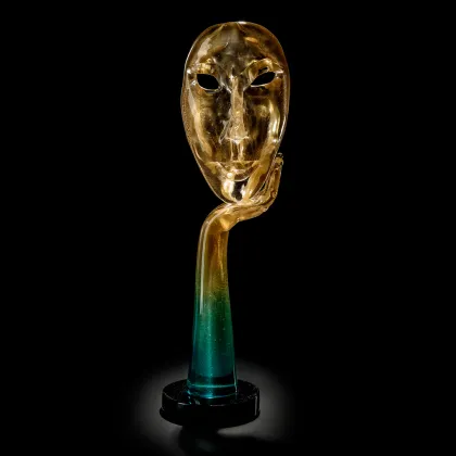 Zdjęcie Złota maska z niebieskim ramieniem i czarną podstawą