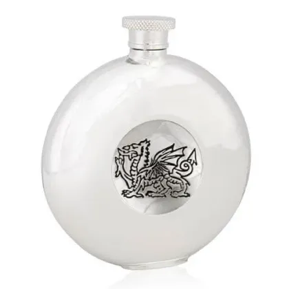 Zdjęcie Stylowa piersiówka zdobiona walijskim smokiem - niepowtarzalny prezent