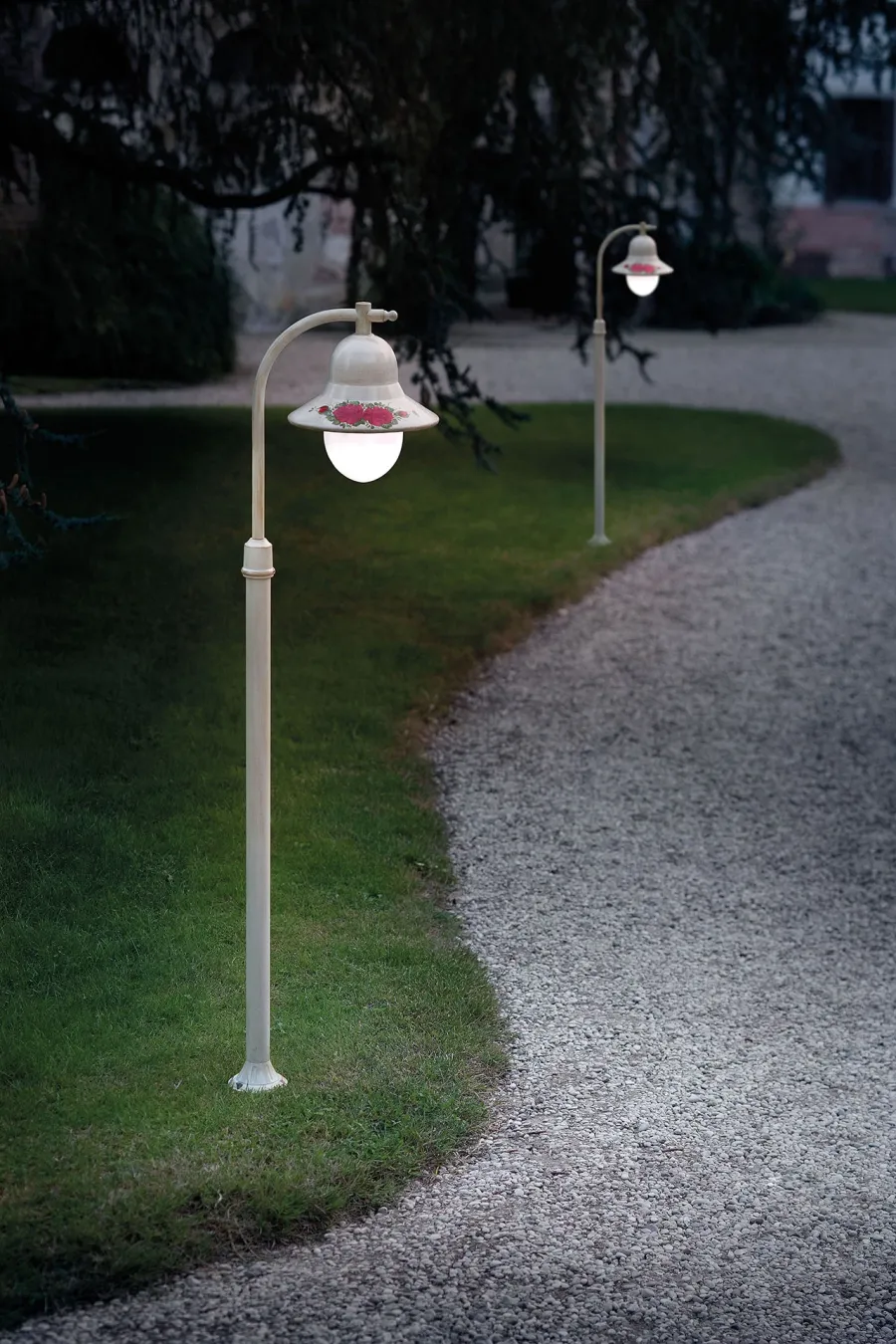 obrazek 2 Włoska zewnętrzna lampa stojąca w stylu klasycznym do ogrodu