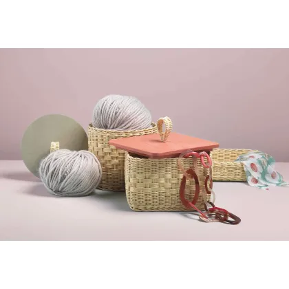 Zdjęcie Cylindryczny pojemnik z wikliny z drewnianą lub skórzaną pokrywą i plecionym uchwytem