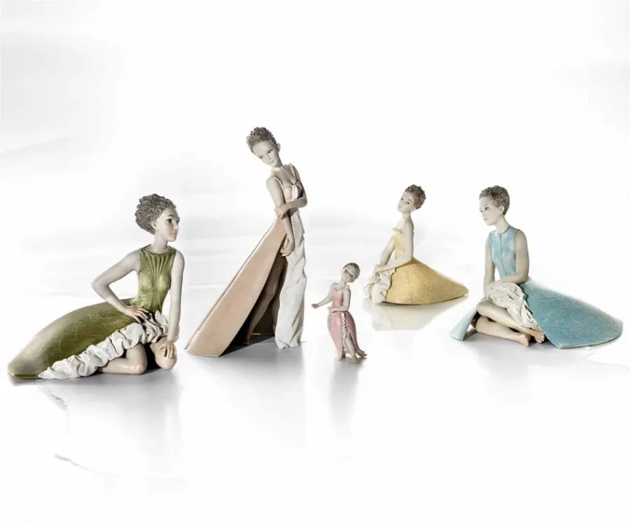 obrazek 2 Porcelanowa figurka kobiety siedzącej bokiem na ziemi - Sibania