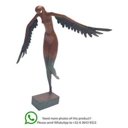 Zdjęcie Modernistyczna rzeźba przedstawiająca anioła wykonana z brązu