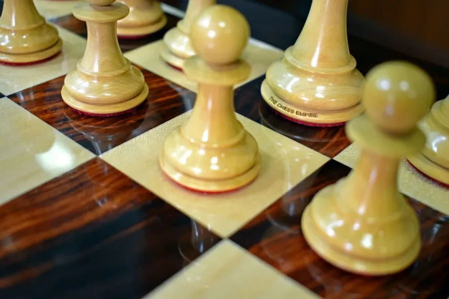 obrazek 5 Oryginalny stół szachowy z serii Victoria i figury do gry królewskiej - The Chess Empire