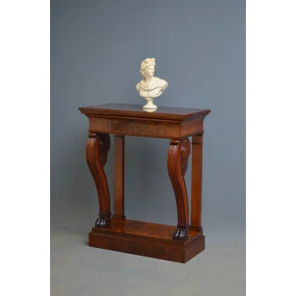 Zdjęcie Antyczny stolik przedpokojowy o wąskich proporcjach, z podpalanym mahoniowym blatem nad kształtną, dębową szufladą