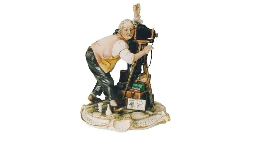 obrazek 1 Porcelanowa figurka fotografa
